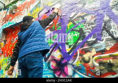 SYDNEY, AUSTRALIE - 17 septembre 2021 : un mur d'ensachage d'artistes Grafitti dans le tunnel public Grafitti de l'Université de Sydney, Sydney, Australie Banque D'Images