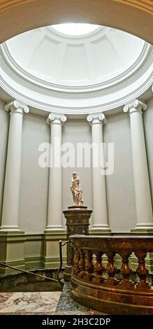 SYDNEY, AUSTRALIE - 17 septembre 2021 : une statue de marbre dans l'escalier en spirale d'Alcove de la National Art Gallery NSW à Sydney, Australie Banque D'Images