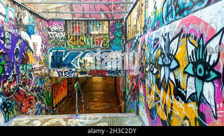 SYDNEY, AUSTRALIE - 17 septembre 2021 : un escalier d'entrée au tunnel public Grafitti de l'université de Sydney, Sydney, Austr Banque D'Images