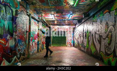 SYDNEY, AUSTRALIE - 17 septembre 2021 : un mur de peinture grafitti par un artiste dans le tunnel public Grafitti de Sydney, Sydney, Australie Banque D'Images