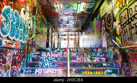 SYDNEY, AUSTRALIE - 17 septembre 2021 : escalier d'entrée du tunnel public Grafitti de l'Université de Sydney, Sydney, Australie Banque D'Images