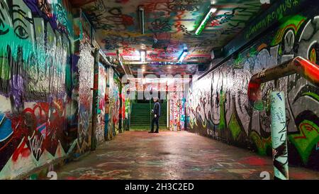 SYDNEY, AUSTRALIE - 17 septembre 2021 : un artiste Grafitti dans le tunnel public Grafitti de l'Université de Sydney, Sydney, Australie Banque D'Images