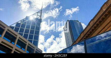 SYDNEY, AUSTRALIE - 17 septembre 2021 : une Sun Flare à l'extérieur des gratte-ciels dans le quartier central des affaires de la ville, Sydney, Australie Banque D'Images