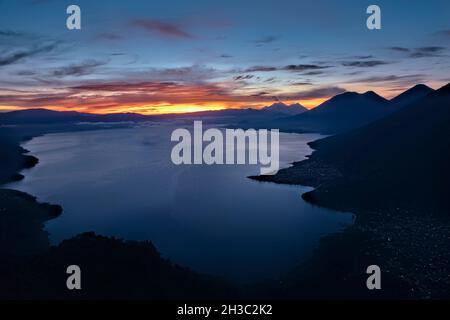 Lever du soleil au-dessus du lac Atitlan avec les volcans Fuego, Acatenango, Toliman et Atitlan, Lago Atitlan,Guatemala Banque D'Images