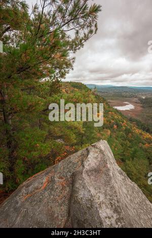 Flanc de coteau rocheux sur la montagne dans le Massachusetts le jour nuageux en automne avec feuillage d'automne pendant la saison d'octobre regardant au-dessus de la vallée Banque D'Images