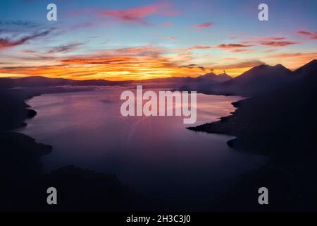 Lever du soleil au-dessus du lac Atitlan avec les volcans Fuego, Acatenango, Toliman et Atitlan, Lago Atitlan,Guatemala Banque D'Images