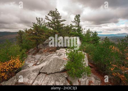 Flanc de coteau rocheux sur la montagne dans le Massachusetts le jour nuageux en automne avec feuillage d'automne pendant la saison d'octobre regardant au-dessus de la vallée Banque D'Images