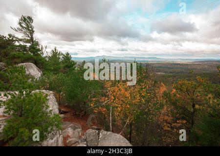 Flanc de coteau rocheux sur la montagne dans le Massachusetts le jour nuageux en automne avec feuillage d'automne pendant la saison d'octobre regardant au-dessus de la vallée Banque D'Images