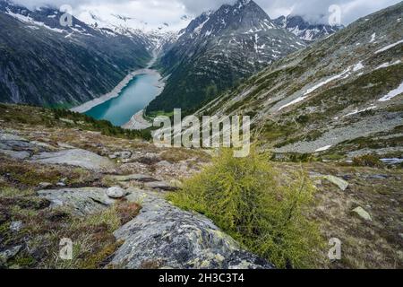 Belle vue de haut en bas de Schlegeis Stausee et les alpes autour de la montagne. Zillertal, Autriche, Europe Banque D'Images