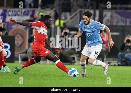 Luis Alberto (SS Lazio) Alfred Duncan (ACF Fiorentina) lors de la Ligue italienne de championnat de football Un match de 2021/2022 entre SS Lazio vs ACF Fiorentina au stade Olimpic de Rome le 27 octobre 2021. Banque D'Images