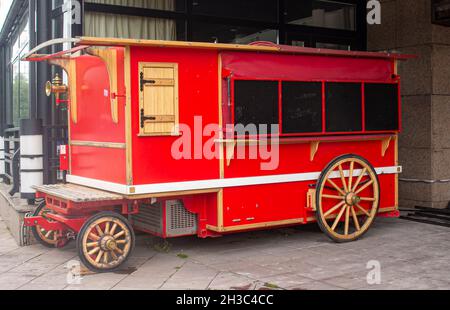 Vieux wagon rouge rétro se trouve dans la rue de Minsk en Europe Banque D'Images