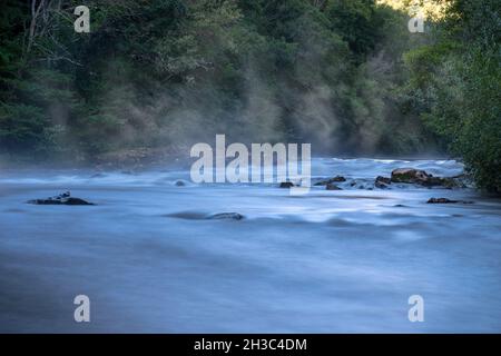 Brumes dans la rivière Ebro en Cantabrie. Banque D'Images