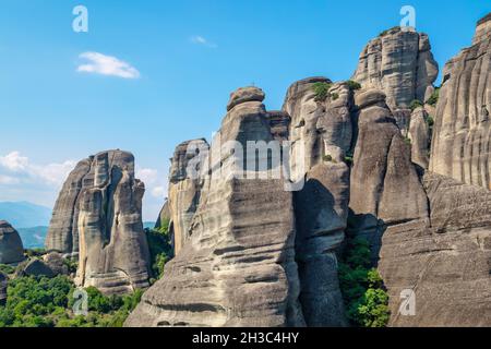 Vue sur les immenses piliers de roche de Meteora dans le centre de la Grèce Banque D'Images