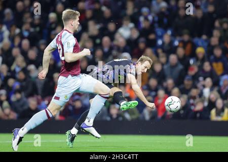 BURNLEY, ROYAUME-UNI.27 OCTOBRE Harry Kane de Tottenham Hotspur prend des photos lors du match de la Carabao Cup entre Burnley et Tottenham Hotspur à Turf Moor, Burnley, le mercredi 27 octobre 2021.(Credit: Pat Scaasi | MI News) Credit: MI News & Sport /Alay Live News Banque D'Images