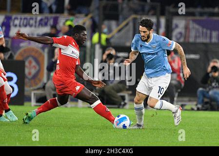 Rome, Italie.27 octobre 2021.Luis Alberto (SS Lazio) Alfred Duncan (ACF Fiorentina) lors de la Ligue italienne de championnat de football Un match de 2021/2022 entre SS Lazio vs ACF Fiorentina au stade Olimpic de Rome le 27 octobre 2021.Crédit : Agence photo indépendante/Alamy Live News Banque D'Images