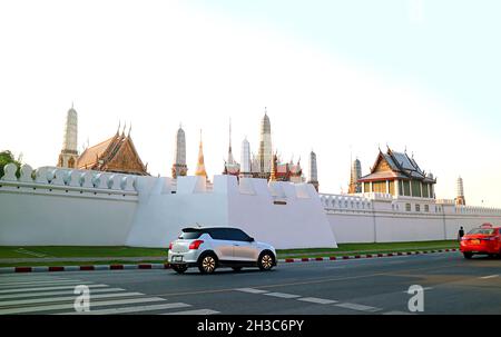 Wat Phra Kaeo Complex ou Temple du Bouddha d'Émeraude et le Grand Palais vue de l'extérieur, district de Phra Nakhon, Bangkok, Thaïlande Banque D'Images