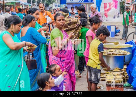 KOLKATA, INDE - 31 OCTOBRE 2016 : cuisine de rue distribuant gratuitement de la nourriture près du temple de Kalighat à Kolkata, Inde. Banque D'Images