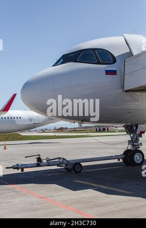 Avion blanc sur piste à l'aéroport.Partie avant.Avion moderne au sol.Aviation drapeau russe Banque D'Images