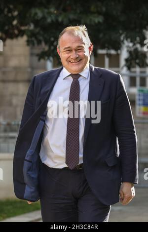 Westminster, Londres, Royaume-Uni.27 octobre 2021.Sir Edward (Ed) Davey, FRSA, député-chef des libéraux-démocrates (Libdem), sourit à Westminster le jour du budget.Credit: Imagetraceur/Alamy Live News Banque D'Images