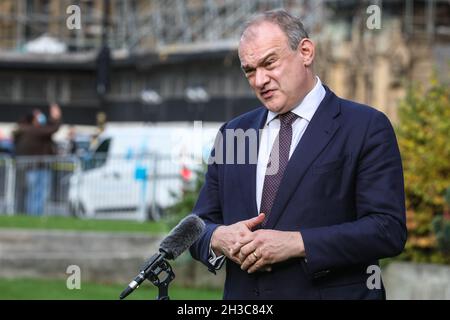 Westminster, Londres, Royaume-Uni.27 octobre 2021.Sir Edward (Ed) Davey, FRSA, député-chef des libéraux-démocrates (Libdem), est interviewé à Westminster le jour du budget.Credit: Imagetraceur/Alamy Live News Banque D'Images