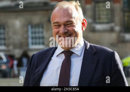 Westminster, Londres, Royaume-Uni. 27 octobre 2021. Sir Edward (Ed) Davey, FRSA, député leader des libéraux démocrates (Libdem), rit et sourit à Westminster le jour du budget. Crédit : Imageplotter/Alamy Live News Banque D'Images