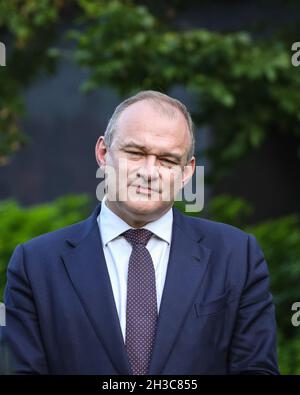 Westminster, Londres, Royaume-Uni.27 octobre 2021.Sir Edward (Ed) Davey, FRSA, député-chef des libéraux-démocrates (Libdem), est interviewé à Westminster le jour du budget.Credit: Imagetraceur/Alamy Live News Banque D'Images