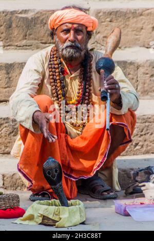 VARANASI, INDE - 25 OCTOBRE 2016 : charmeur de serpent avec son cobra aux marches du fleuve de Ghats à Varanasi, Inde Banque D'Images