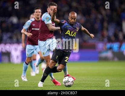 Lucas Moura (à droite) de Tottenham Hotspur et Josh Brownhill de Burnley se battent pour le ballon lors du quatrième tour de la coupe Carabao à Turf Moor, Burnley.Date de la photo: Mercredi 27 octobre 2021. Banque D'Images