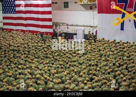 Yokosuka, Japon.26 octobre 2021.Le secrétaire américain de la Marine Carlos Del Toro s'adresse aux marins lors d'un appel à mains libres dans la baie hangar du porte-avions de classe Nimitz de la Marine USS Ronald Reagan à homeport le 26 octobre 2021 à Yokosuka, au Japon.Crédit : MCS Natasha Chevalier/US Navy/Alay Live News Banque D'Images