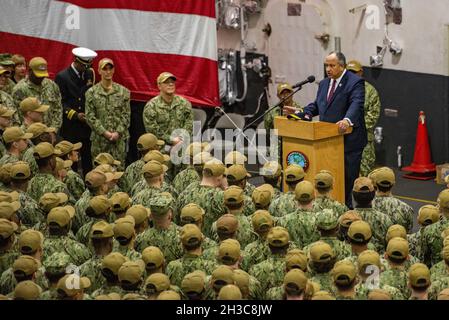 Yokosuka, Japon.26 octobre 2021.Le secrétaire américain de la Marine Carlos Del Toro s'adresse aux marins lors d'un appel à mains libres dans la baie hangar du porte-avions de classe Nimitz de la Marine USS Ronald Reagan à homeport le 26 octobre 2021 à Yokosuka, au Japon.Crédit : MCS Natasha Chevalier/US Navy/Alay Live News Banque D'Images