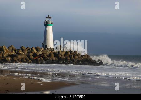 Le phare de Walton et des tétrapodes en béton au brise-lames du port de Santa Cruz.Californie, États-Unis Banque D'Images