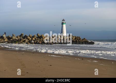 Le phare de Walton et des tétrapodes en béton au brise-lames du port de Santa Cruz.Californie, États-Unis Banque D'Images