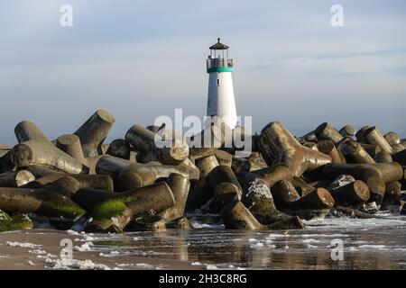 Le phare de Walton et des tétrapodes en béton au brise-lames du port de Santa Cruz.Californie, États-Unis Banque D'Images