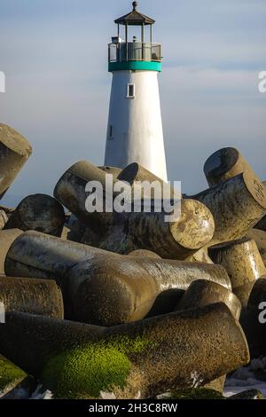 Le phare de Walton et des tétrapodes en béton au brise-lames du port de Santa Cruz.Californie, États-Unis Banque D'Images