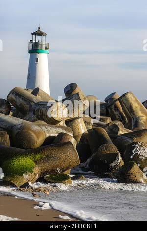 Le phare de Walton et des tétrapodes en béton au brise-lames du port de Santa Cruz.Californie, États-Unis Banque D'Images