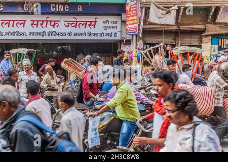 VARANASI, INDE - 25 OCTOBRE 2016 : circulation dans une rue bondée à Varanasi, Inde Banque D'Images