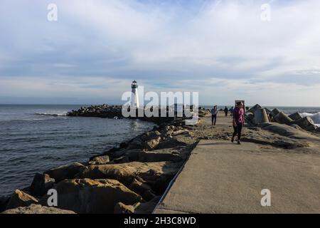 Le phare de Walton et des tétrapodes en béton au brise-lames du port de Santa Cruz.Californie, États-Unis Banque D'Images