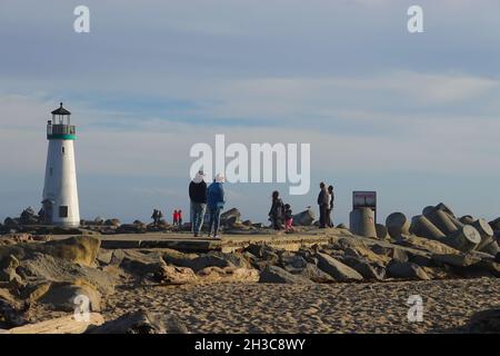 Le phare de Walton et des tétrapodes en béton au brise-lames du port de Santa Cruz.Californie, États-Unis Banque D'Images