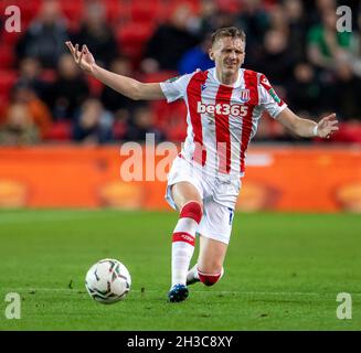 27 octobre 2021 ; Stade Bet365, Stoke, Staffordshire, Angleterre ;Carabao Cup football, Stoke City versus Brentford; Alfie Doughty de Stoke City Banque D'Images