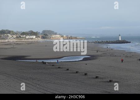 Seabright Beach avec le phare de Walton et des tetrapodes en béton au brise-lames du port de Santa Cruz. Californie, États-Unis Banque D'Images