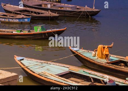 VARANASI, INDE - 25 OCTOBRE 2016 : petits bateaux près des marches du fleuve Ghâts menant aux rives du Gange à Varanasi, Inde Banque D'Images