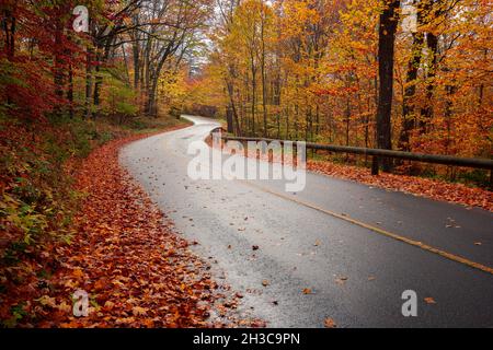 Route sinueuse avec des courbes passant par la forêt en automne avec feuillage d'automne en octobre en Nouvelle-Angleterre Banque D'Images