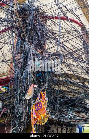 KOLKATA, INDE - 31 OCTOBRE 2016 : désordre chaotique de fils dans le centre de Kolkata, Inde Banque D'Images