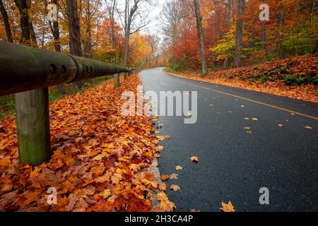 Route sinueuse avec des courbes passant par la forêt en automne avec feuillage d'automne en octobre en Nouvelle-Angleterre Banque D'Images