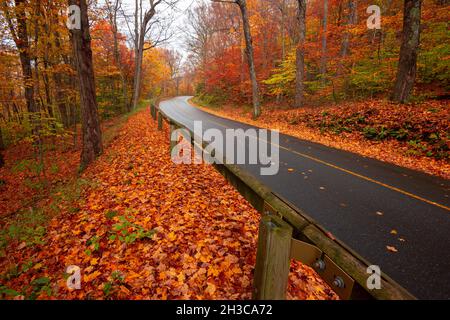 Route sinueuse avec des courbes passant par la forêt en automne avec feuillage d'automne en octobre en Nouvelle-Angleterre Banque D'Images