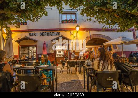Soirée nocturne illuminée en scène la ville nord-espagnole de Navarrete dans la région de la Rioja en Espagne sur la route Camino de Santiago Pilgrim Banque D'Images