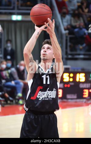 Michele Ruzzier (Segafredo Virtus Bologna) pendant le tournoi Eurocup match Segafredo Virtus Bologna vs.Ratiopharm Ulm au palais sportif de Paladozza - Bologne, 27 octobre 2021 Banque D'Images