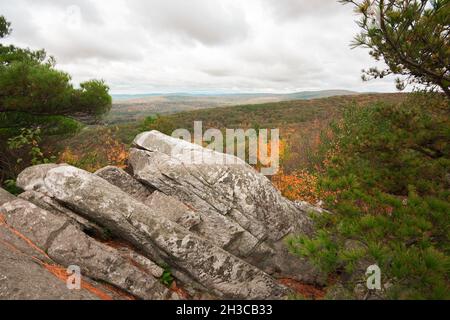 Flanc de coteau rocheux sur la montagne dans le Massachusetts le jour nuageux en automne avec feuillage d'automne pendant la saison d'octobre regardant au-dessus de la vallée Banque D'Images