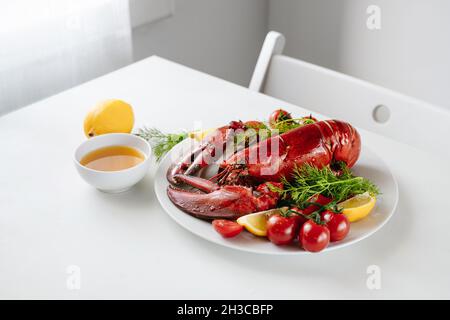 Homard entier fraîchement cuit sur table Banque D'Images
