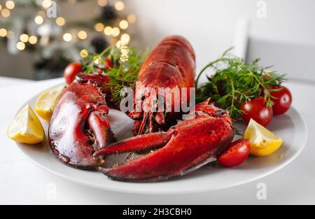 Homard fraîchement cuit avec légumes sur une assiette Banque D'Images
